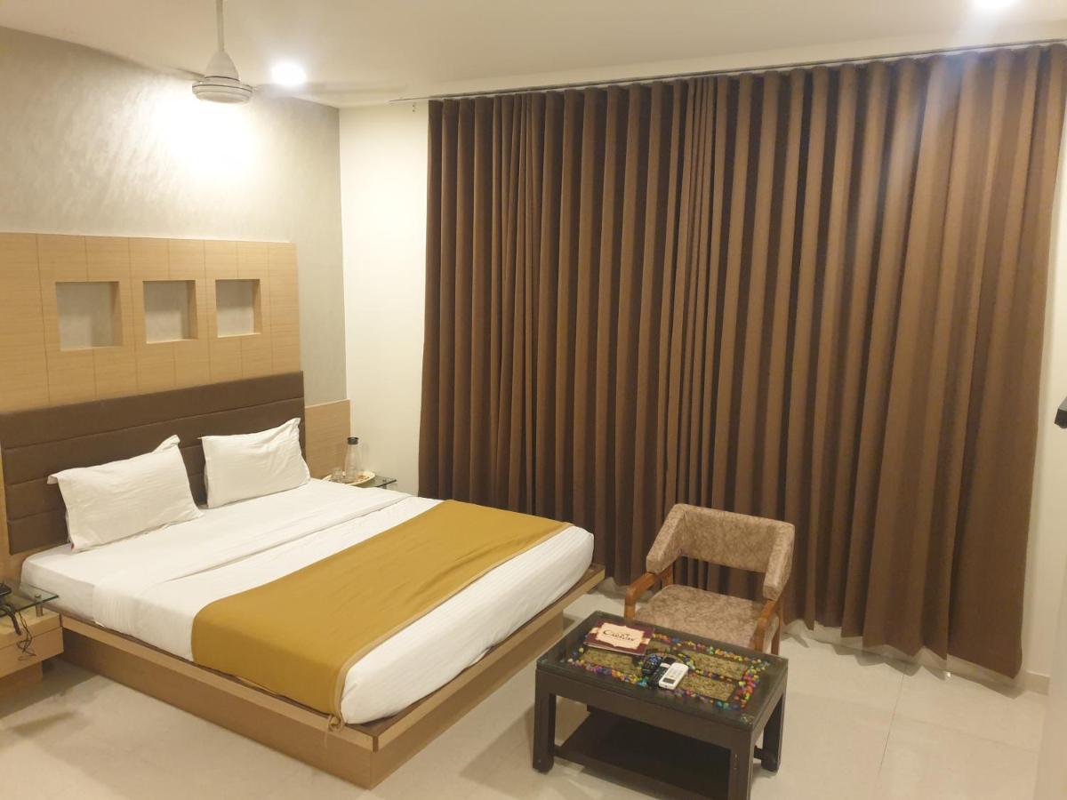 Hotel Caravan Unjha ภายนอก รูปภาพ